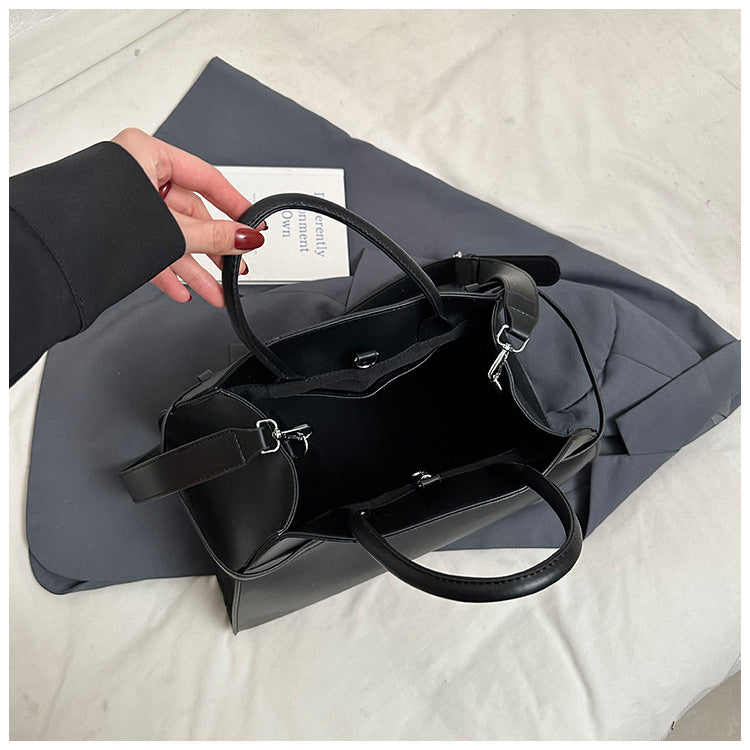 Hollis Relaxed Tote, black opening
