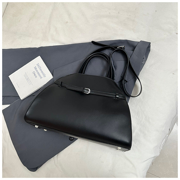 Hollis Relaxed Tote, black strap detail